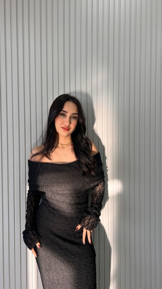 GÜPÜRLÜ OMUZLARI AÇIK UZUN DAVET ELBİSESİ